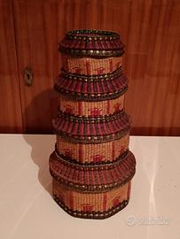 Piramide di cesti in vimini 