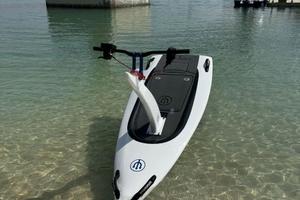 Tavola elettrica con il foil the Hydroflyer