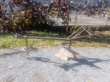 Aratri, erpici, ruote da carro d'epoca.