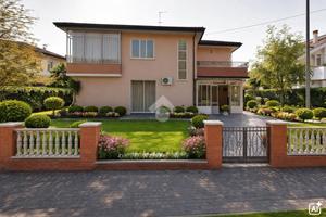 VILLA SINGOLA A TRIBANO