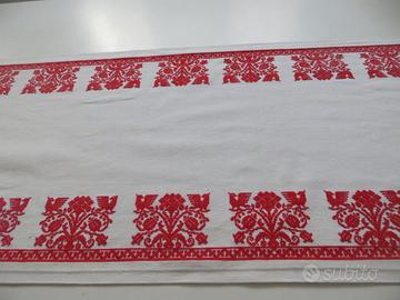 centro tavola o runner ricamati a mano