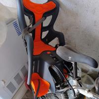 Seggiolino bicicletta senza portapacchi.