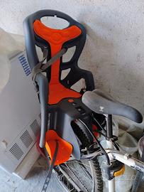 Seggiolino bicicletta senza portapacchi.