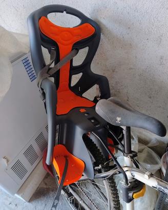 Seggiolino bicicletta senza portapacchi.