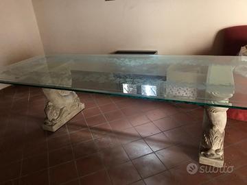 Tavolo di vetro con supporti in pietra