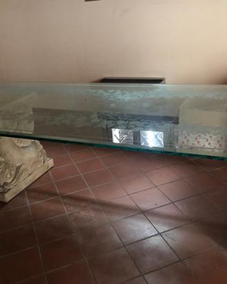 Tavolo di vetro con supporti in pietra