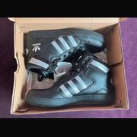 Scarpe adidas nuove con la etichetta