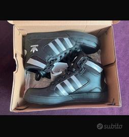 Scarpe adidas nuove con la etichetta