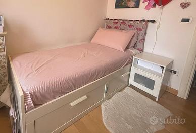 Letto singolo con comodino