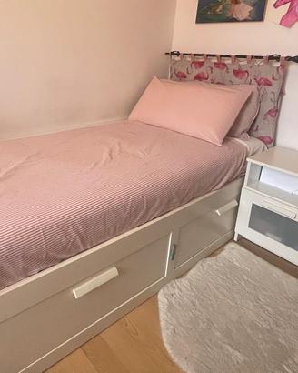 Letto singolo con comodino