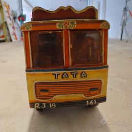 Camion Tata in legno