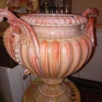 Artistico vaso in ceramica con piedistallo