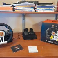 Volante e pedali per diverse console