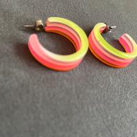Orecchini fluo a cerchio