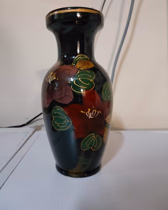 Vaso in ceramica nera, motivo floreale