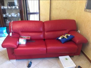 Divano letto in pelle rosso.
