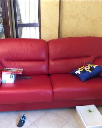 Divano letto in pelle rosso.