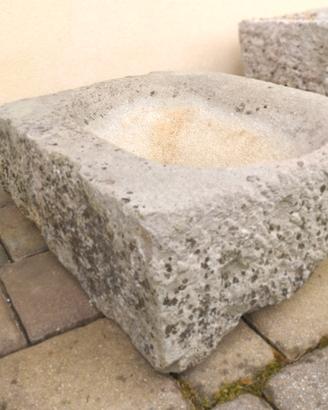 Antica vasca in pietra, fioriera da giardino 