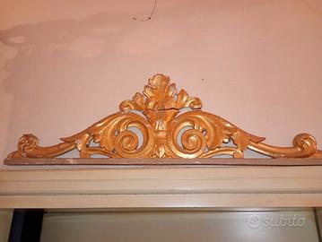 Cimase dorate in legno del 1800