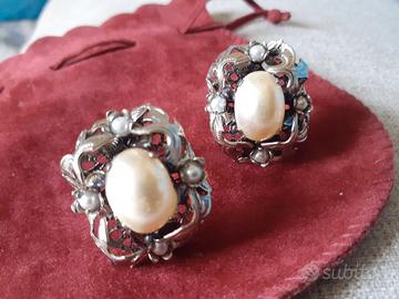 Orecchini con perle sintetiche