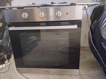 Lavastoviglie, forno, piani cottura e lavello