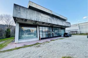 Capannone con annesso terreno e abitazione