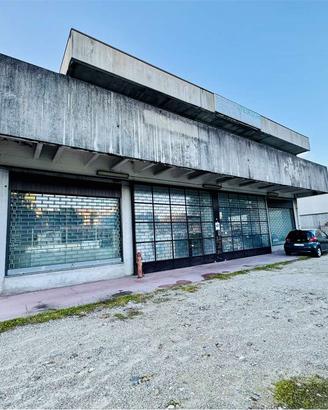 Capannone con annesso terreno e abitazione