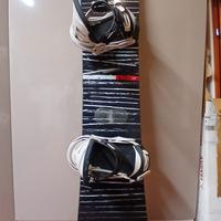 Snowboard Salomon con attacchi Burton