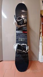 Snowboard Salomon con attacchi Burton