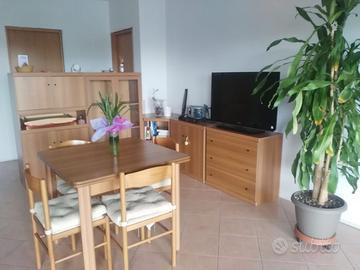 Soggiorno con tavolo e sedie