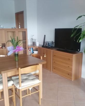 Soggiorno con tavolo e sedie