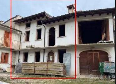 Immobile in asta di 136 m² con più di 5 locali a A