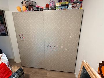 Armadio moderno IKEA con ante scorrevoli