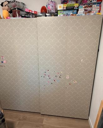 Armadio moderno IKEA con ante scorrevoli