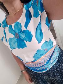 Maglia blusa satin con macro-fiori azzurri,nuova