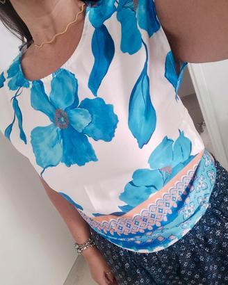 Maglia blusa satin con macro-fiori azzurri,nuova