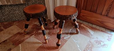 Due sgabelli in legno 