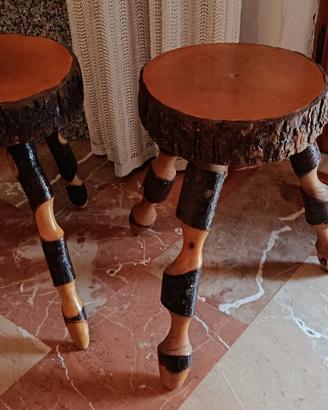 Due sgabelli in legno 