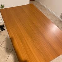 Tavolo con sedie in legno