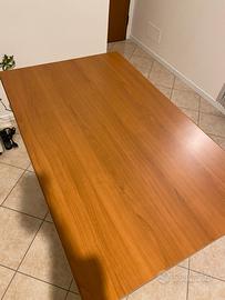 Tavolo con sedie in legno