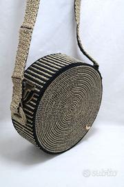 Borsa rotonda  ricamata a mano