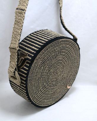 Borsa rotonda  ricamata a mano