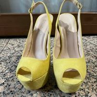 Sandali gialli con tacco