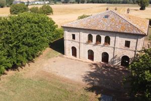 Immerso nella storia e nella natura