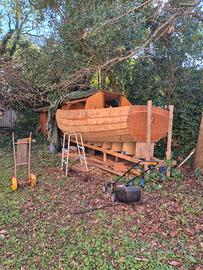 Barca in legno da finire di costruire