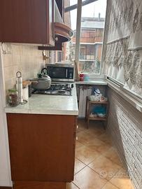 cucina completa con elettrodomestici