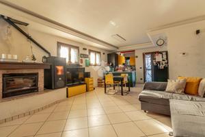 VILLA A SCHIERA A MONTE SAN PIETRO
