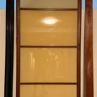 Porta scorrevole in legno e vetro