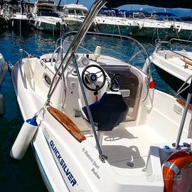 barca Quick Silver 555 con motore fuoribordo