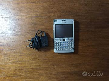 Smartphone Nokia E61 con caricabatterie originale